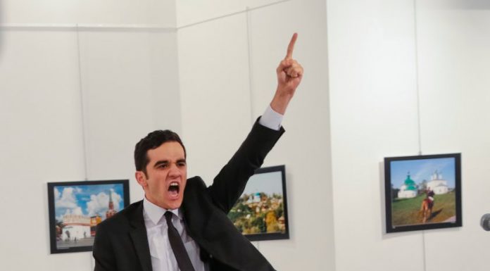 “Soy periodista, tengo que hacer mi trabajo”. El relato del fotógrafo que retrató el asesinato del embajador ruso en Turquía