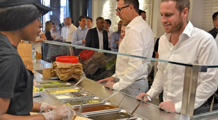 Pide más de 2.000 millones de dólares a una cadena de comida por usar una foto en la que aparecía