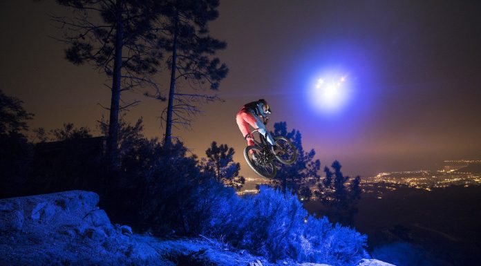 Night Chase: la noche, una bicicleta y un LED de 800 vatios montado en un drone