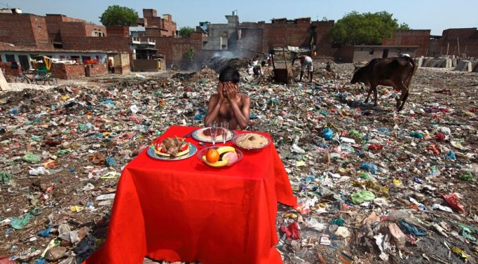 Comida falsa, arte, países pobres y fotoperiodismo. World Press Photo aviva, una vez más, la polémica sobre el papel de los fotógrafos