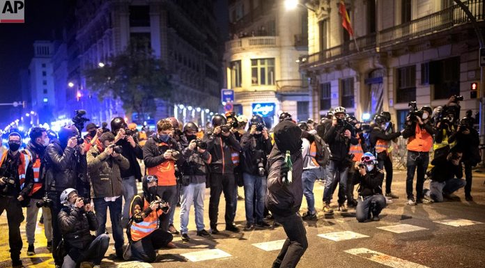 Foto-disturbios-BCN-Morenatti-AP-portada