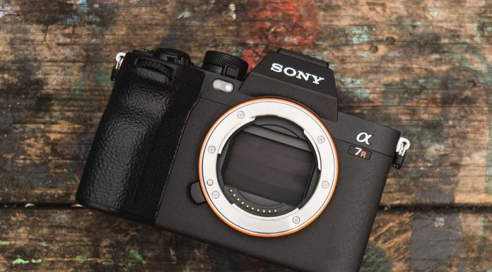 La Sony A7R VI con 67 megapíxeles llegará en mayo, aseguran los últimos rumores Sony A7R V-15