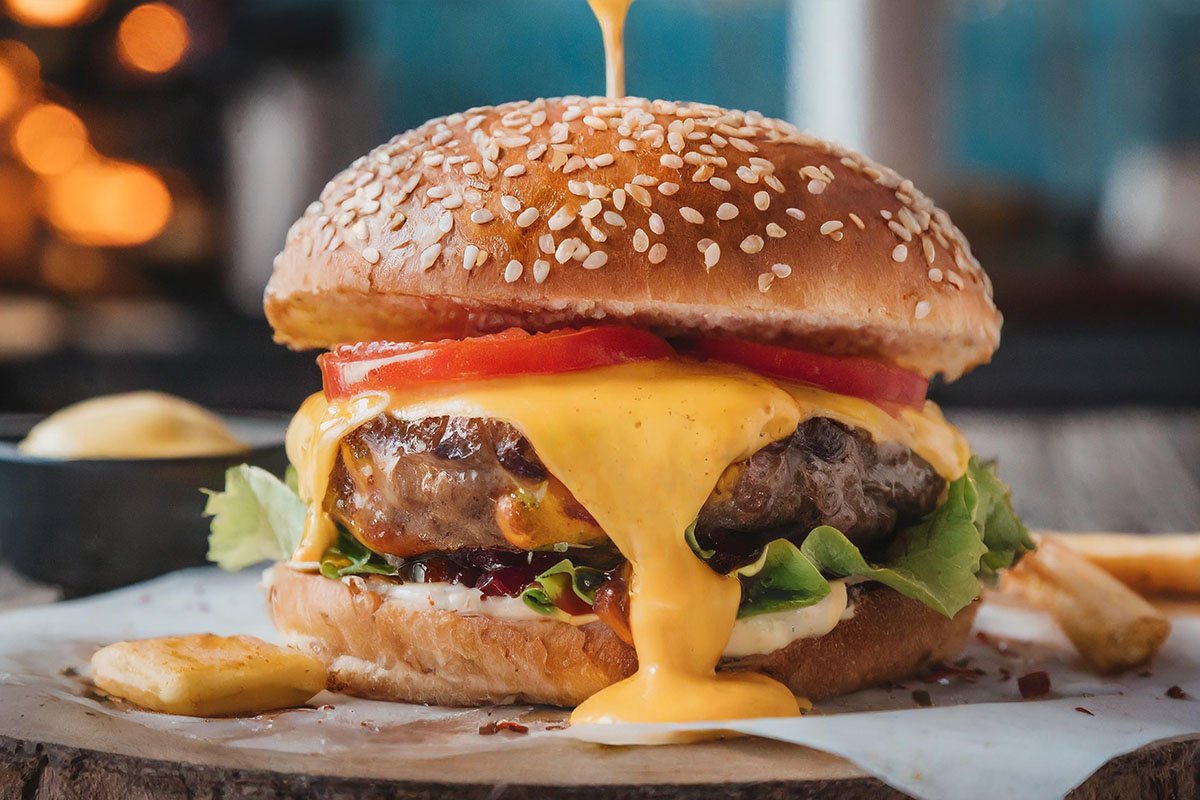 Firefly hamburguesa con queso fundido y fondo restaurante