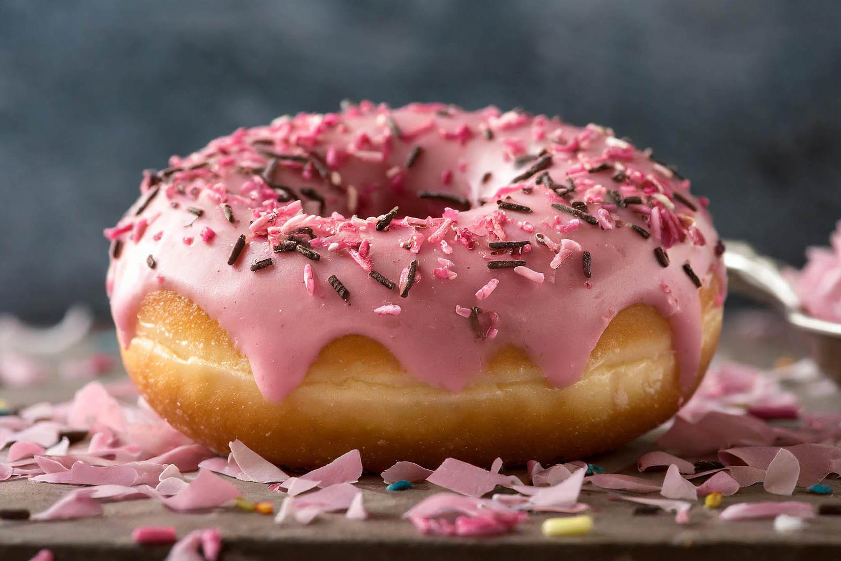 Firefly rosquilla con glaseado rosa y virutas 2