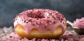 Firefly rosquilla con glaseado rosa y virutas