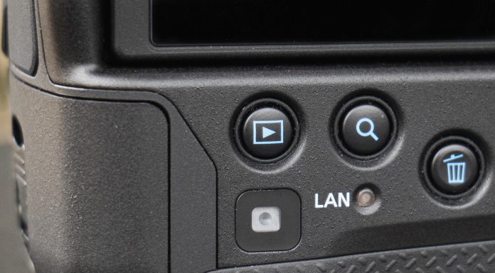 La Canon R1 y la misteriosa pequeña cámara que apunta al fotógrafo: ¿para qué sirve? Canon EOS R1_cámara secreta 1