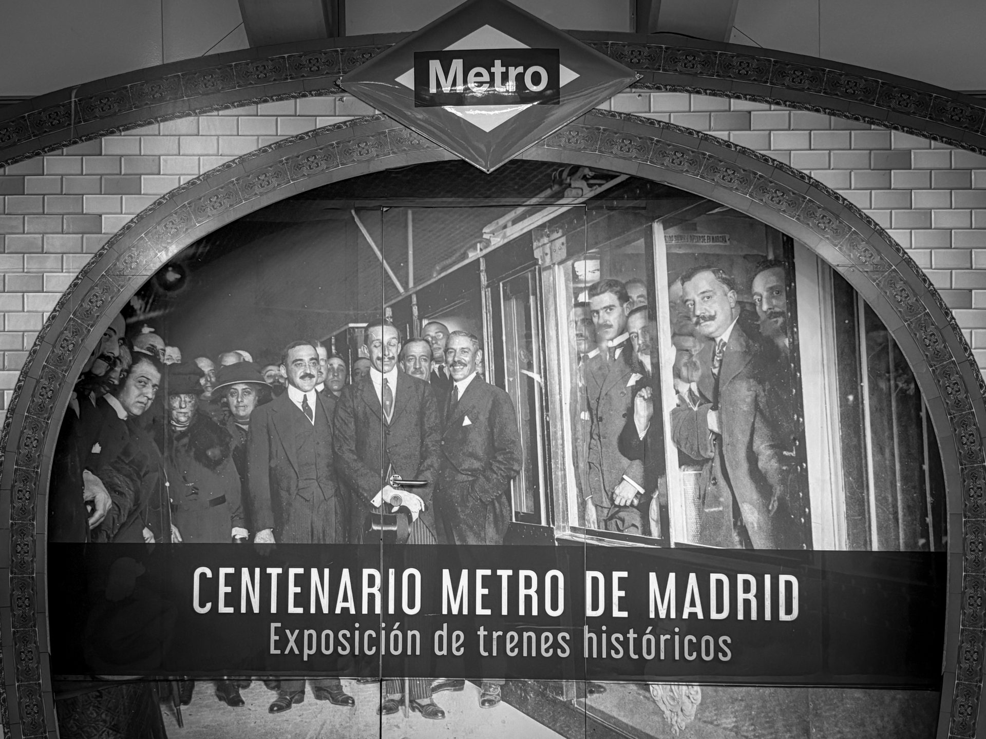 Alfonso_XIII_ojos_cerrados_Metro_Madrid