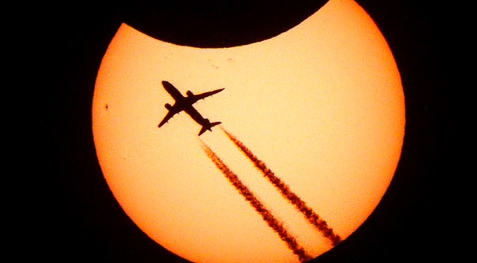 El eclipse, el avión y algo de suerte: la historia detrás de una de las fotos más espectaculares del eclipse solar parcial © Ignacio Izquierdo_Eclipse_Portada