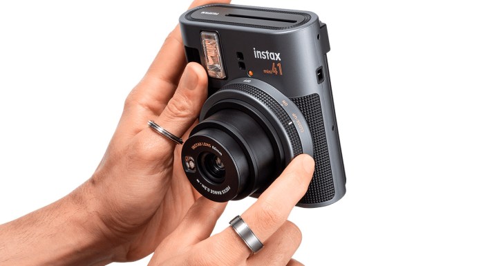 La Instax Mini 41 llega con un nuevo modo para fotos en primer plano con corrección de paralaje mini-41-feature-selfie