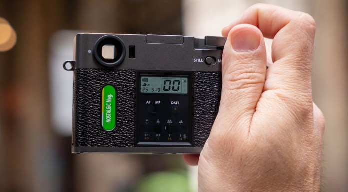 Fujifilm X-Half, la compacta digital que sueña con ser una cámara de película Fujifilm_X-Half-13