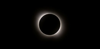 Eclipse solar total generado con Firefly_Gemini Flash