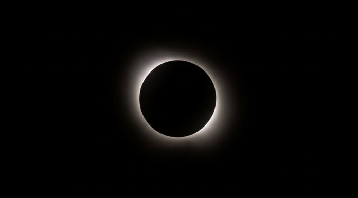 El gobierno se prepara para «el eclipse español» el esperado acontecimiento astronómico que será fotografiado por miles de personas de todo el mundo Eclipse solar total generado con Firefly_Gemini Flash