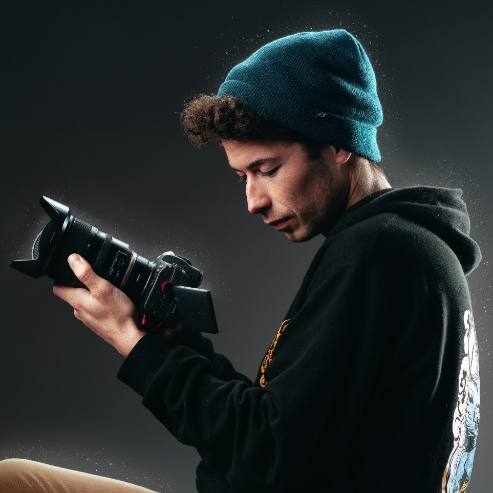 ציוד ה-APS-C של צלם וקולנוען המתמחה בספורט אקשן. בתרמיל שלי: ז'ולן אורטקסגי