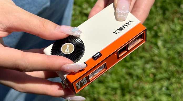 Yashica vuelve a tirar de nostalgia y diseño retro con su nueva Y16 digital, inspirada en una cámara de 1959 Yashica_Y16_03