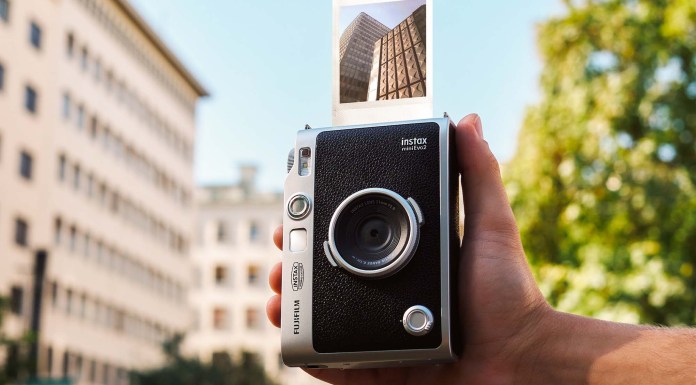 Fujifilm Instax mini Evo 2, la renovada cámara híbrida instantánea ahora con una gran pantalla táctil y modo inmersivo instax mini Evo 2_oficial_Portada