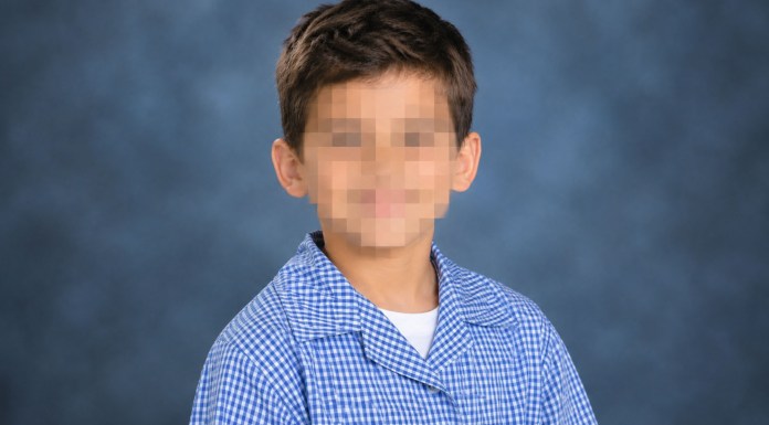¿Pagar por la foto del cole? Estos padres prefieren pedírsela a ChatGPT portada foto escolar genrada con IA